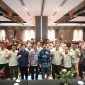 Sekretaris Daerah (Sekda) Kabupaten Kutai Kartanegara (Kukar) Sunggono sebagai pembuka paxa Rapat kerja pembentukan Satuan Tugas Perlindungan Masyarakat (Satgas Linmas) di ruang Mandapa hotel Fugo Samarinda, Minggu (10/11/2024).