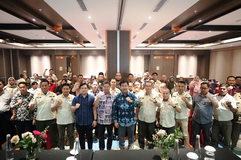 Sekretaris Daerah (Sekda) Kabupaten Kutai Kartanegara (Kukar) Sunggono sebagai pembuka paxa Rapat kerja pembentukan Satuan Tugas Perlindungan Masyarakat (Satgas Linmas) di ruang Mandapa hotel Fugo Samarinda, Minggu (10/11/2024).