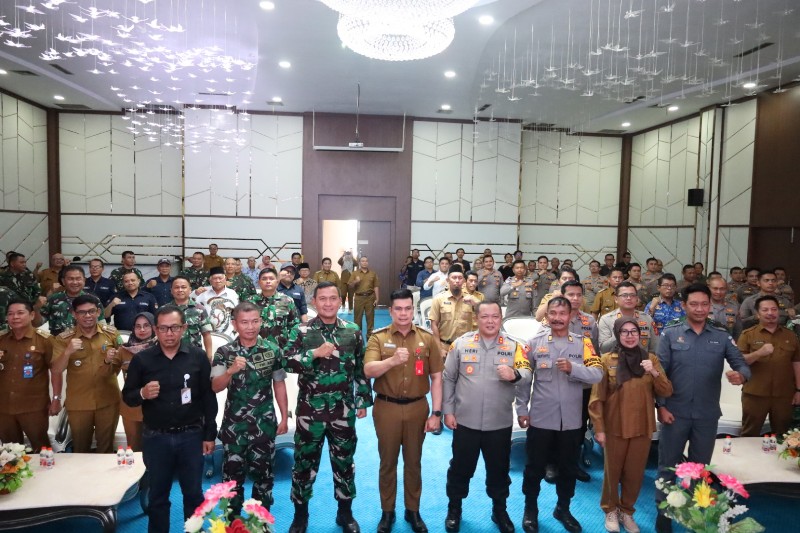 Penjabat Sementara (Pjs) Bupati Kutai Kartanegara (Kukar), Bambang Arwanto membuka Rapat koordinasi (Rakor) untuk kesuksesan Pilkada Serentak 2024 di Pendopo Wakil Bupati, Senin (18/11/2024).