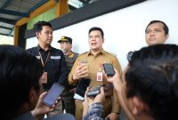 Penjabat sementara (Pjs) Bupati Kutai Kartanegara (Kukar) Bambang Arwanto ketika ditanya awak media saat mendampingi Penjabat (Pj) Gubernur Kalimantan Timur (Kaltim) Akmal Malik tinjau persiapan Pilkada, Selasa (19/11).