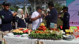 Upacara Peringatan Hari Kesehatan Nasional Ke 60 Tingkat Kabupaten Kukar dilakukan dengan pemotongan tumpeng di Lapangan Parkir RSUD AM. Parikesit, Tenggarong Seberang, Selasa ( 12/11 ).