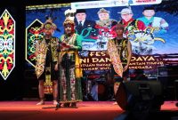 Festival seni dan budaya Persekutuan Dayak Kalimantan Timur (PDKT) yang dilaksanakan di area parkir Stadion Rondong Demang Kota Tenggarong, Kamis ( 14/11 ) malam.