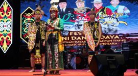 Festival seni dan budaya Persekutuan Dayak Kalimantan Timur (PDKT) yang dilaksanakan di area parkir Stadion Rondong Demang Kota Tenggarong, Kamis ( 14/11 ) malam.