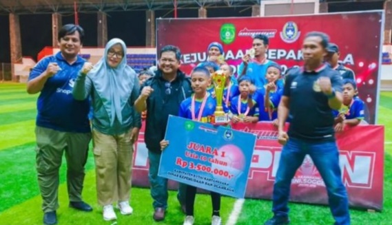 Di turnamen sepak bola usia dini U10 dan U12 Bupati Cup Kukar 2024 tersebut, SSB Tunas Muda Loa Kulu berhasil memperoleh kedua piala juara tersebut