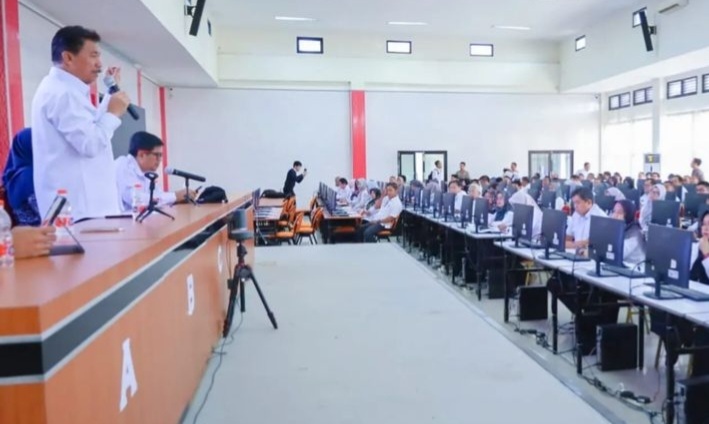 Sunggono sebagai Sekda Kutai Kartanegara, membuka kegiatan Penilaian Kompetensi dan Potensi PNS menggunakan metode Computer Assessment Competency Test (CACT)