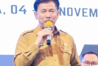 Sunggono selaku Sekda Kabupaten Kutai Kartanegara (Kukar) secara simbolis memberikan smartphone kepada Kader Pembantu Pembina Keluarga Berencana Desa (PPKBD) dan Sub-PPKBD di seluruh wilayah Kukar.
