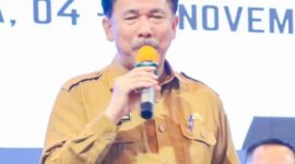 Sunggono selaku Sekda Kabupaten Kutai Kartanegara (Kukar) secara simbolis memberikan smartphone kepada Kader Pembantu Pembina Keluarga Berencana Desa (PPKBD) dan Sub-PPKBD di seluruh wilayah Kukar.