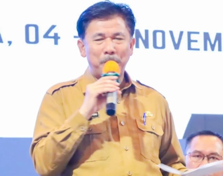 Sunggono selaku Sekda Kabupaten Kutai Kartanegara (Kukar) secara simbolis memberikan smartphone kepada Kader Pembantu Pembina Keluarga Berencana Desa (PPKBD) dan Sub-PPKBD di seluruh wilayah Kukar.