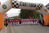 Peserta Gerak Jalan untuk peringati Hari Sumpah Pemuda yang diikuti oleh peserta tingkat SD-SMP di Taman Titik Nol depan Museum Mulawarman Tenggarong, Rabu (20/11/24).