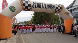 Peserta Gerak Jalan untuk peringati Hari Sumpah Pemuda yang diikuti oleh peserta tingkat SD-SMP di Taman Titik Nol depan Museum Mulawarman Tenggarong, Rabu (20/11/24).