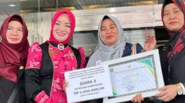 Kader Asman Toga Desa Muara Enggelam Kecamatan Muara Wis raih peringkat 3 Pemanfaatan Tanaman Obat Keluarga (TOGA) dan Akupresur Tingkat Provinsi Kalimantan Timur (Kaltim) di halaman Kantor Gubernur Kaltim, Selasa (12/11/2024).