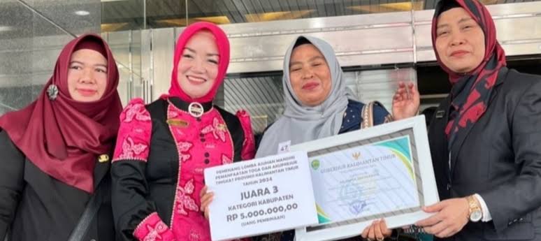 Kader Asman Toga Desa Muara Enggelam Kecamatan Muara Wis raih peringkat 3 Pemanfaatan Tanaman Obat Keluarga (TOGA) dan Akupresur Tingkat Provinsi Kalimantan Timur (Kaltim) di halaman Kantor Gubernur Kaltim, Selasa (12/11/2024).