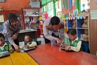 Polsek Loa Kulu dukung Program Asta Cita Presiden Prabowo-Gibran Menuju Indonesia Emas 2045 dengan berikan 85 paket makanan bergizi di TK ABA Loa Kulu, pada Senin (4/11/2024).