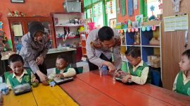 Polsek Loa Kulu dukung Program Asta Cita Presiden Prabowo-Gibran Menuju Indonesia Emas 2045 dengan berikan 85 paket makanan bergizi di TK ABA Loa Kulu, pada Senin (4/11/2024).