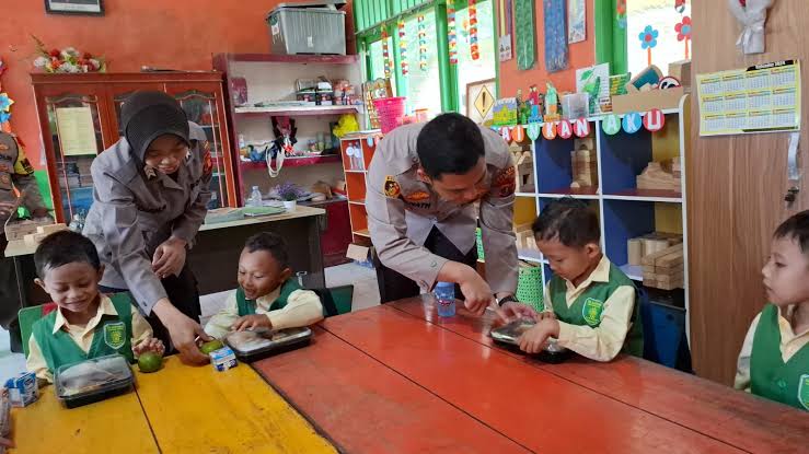 Polsek Loa Kulu dukung Program Asta Cita Presiden Prabowo-Gibran Menuju Indonesia Emas 2045 dengan berikan 85 paket makanan bergizi di TK ABA Loa Kulu, pada Senin (4/11/2024).