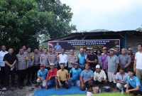 Kapolres Kutai Kartanegara, AKBP Heri Rusyaman bersama rombongan tinjau kolam pembibitan ikan Aiptu Misprianto salah satu anggota Sat Intelkam Polres Kutai Kartanegara di Desa Ponoragan, Kecamatan Loa Kulu, pada Senin (4/11/2024).