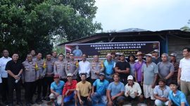 Kapolres Kutai Kartanegara, AKBP Heri Rusyaman bersama rombongan tinjau kolam pembibitan ikan Aiptu Misprianto salah satu anggota Sat Intelkam Polres Kutai Kartanegara di Desa Ponoragan, Kecamatan Loa Kulu, pada Senin (4/11/2024).