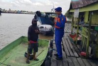 Satuan Polisi Air dan Udara (Polairud) Polres Kutai Kartanegara sambangi wilayah pesisir untuk menjaga keamanan dan ketertiban masyarakat (Kamtibmas) di Kecamatan Anggana, Kutai pada Selasa (5/11/2024).