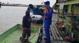 Satuan Polisi Air dan Udara (Polairud) Polres Kutai Kartanegara sambangi wilayah pesisir untuk menjaga keamanan dan ketertiban masyarakat (Kamtibmas) di Kecamatan Anggana, Kutai pada Selasa (5/11/2024).