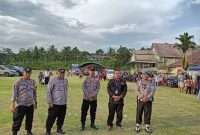Polsek Tenggarong Seberang saat melakukan pengamanan kampanye pasangan calon (paslon) Bupati dan Wakil Bupati Kabupaten Kutai Kartanegara di Desa Mulawarman, Kecamatan Tenggarong Seberang, pada Sabtu (2/11/2024).