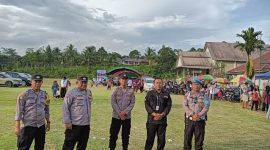 Polsek Tenggarong Seberang saat melakukan pengamanan kampanye pasangan calon (paslon) Bupati dan Wakil Bupati Kabupaten Kutai Kartanegara di Desa Mulawarman, Kecamatan Tenggarong Seberang, pada Sabtu (2/11/2024).