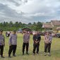 Polsek Tenggarong Seberang saat melakukan pengamanan kampanye pasangan calon (paslon) Bupati dan Wakil Bupati Kabupaten Kutai Kartanegara di Desa Mulawarman, Kecamatan Tenggarong Seberang, pada Sabtu (2/11/2024).
