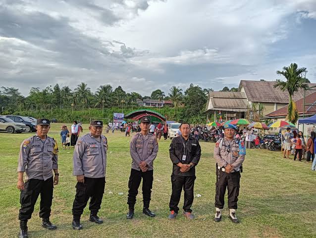 Polsek Tenggarong Seberang saat melakukan pengamanan kampanye pasangan calon (paslon) Bupati dan Wakil Bupati Kabupaten Kutai Kartanegara di Desa Mulawarman, Kecamatan Tenggarong Seberang, pada Sabtu (2/11/2024).