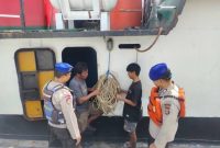 Satpolairud Polres Kukar saat melakukan edukasi dan kunjungan nelayan di perairan Sungai Meriam, Kecamatan Anggana, Sabtu (9/11) siang. 