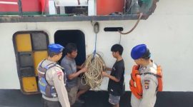 Satpolairud Polres Kukar saat melakukan edukasi dan kunjungan nelayan di perairan Sungai Meriam, Kecamatan Anggana, Sabtu (9/11) siang. 