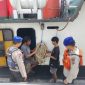 Satpolairud Polres Kukar saat melakukan edukasi dan kunjungan nelayan di perairan Sungai Meriam, Kecamatan Anggana, Sabtu (9/11) siang. 
