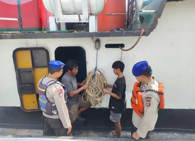 Satpolairud Polres Kukar saat melakukan edukasi dan kunjungan nelayan di perairan Sungai Meriam, Kecamatan Anggana, Sabtu (9/11) siang. 