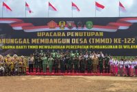 Kapolres Kukar, AKBP Heri Rusyaman hadir dalam Upacara Penutupan TMMD ke-122 di Lapangan Sepak Bola RT 2, Desa Kerta Buana, Kecamatan Tenggarong Seberang, pada Kamis (31/10/2024).