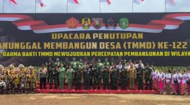 Kapolres Kukar, AKBP Heri Rusyaman hadir dalam Upacara Penutupan TMMD ke-122 di Lapangan Sepak Bola RT 2, Desa Kerta Buana, Kecamatan Tenggarong Seberang, pada Kamis (31/10/2024).