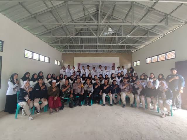 Pelantikan Anggota KPPS sejumlah 24 anggota oleh Polsek Sangasanga di Gedung BPU Kelurahan Jawa, pada Kamis (07/11).