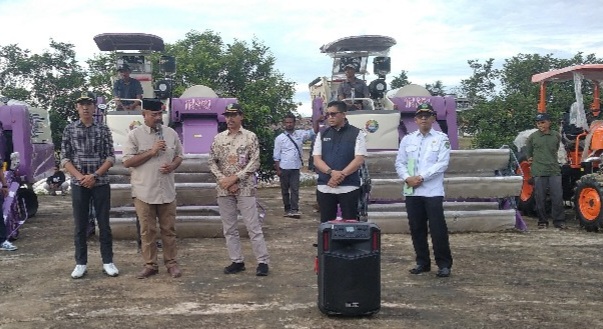 Bupati Kukar serahkan Alsintan di Balai Benih Induk Desa Rempanga, Kecamatan Loa Kulu,