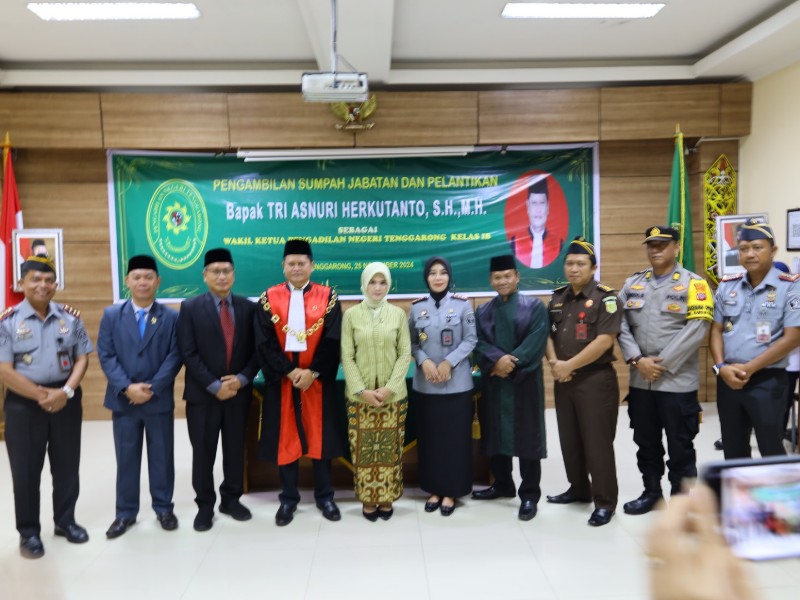 Pengambilan Sumpah Jabatan dan Pelantikan Wakil Ketua Pengadilan Negeri (PN) Tenggarong di Ruang Serbaguna Pengadilan Negeri Tenggarong, Senin (25/11/2024).