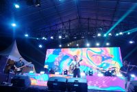 Sejumlah artis turu memeriahkan dalam Acara One Culture Together of Music, Art & Nusantara di Lapangan Upacara Kantor Bupati Kutai Kartanegara, Minggu (1 /12/24).