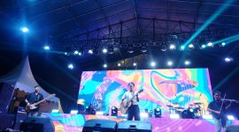Sejumlah artis turu memeriahkan dalam Acara One Culture Together of Music, Art & Nusantara di Lapangan Upacara Kantor Bupati Kutai Kartanegara, Minggu (1 /12/24).