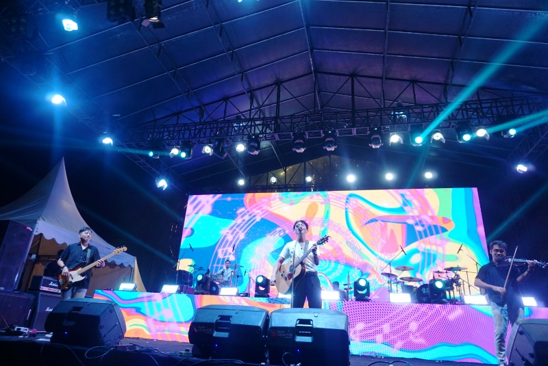 Sejumlah artis turu memeriahkan dalam Acara One Culture Together of Music, Art & Nusantara di Lapangan Upacara Kantor Bupati Kutai Kartanegara, Minggu (1 /12/24).