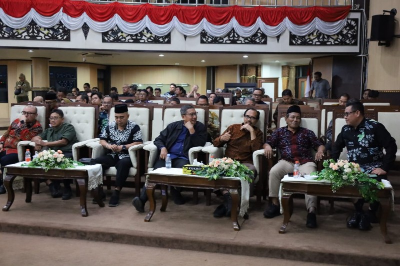 Rapat Paripurna pengesahan Anggaran Pendapatan Belanja Daerah (APBD) Kabupaten Kutai Kartanegara (Kukar) Tahun 2025 di Ruang Rapat Paripurna DPRD Kukar, Sabtu (30/11/24) malam.