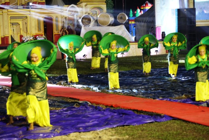 Pembukaan Musabaqah Tilawatil Quran (MTQ) ke 45 Tingkat Kabupaten Kutai Kartanegara di Lapangan Gelora Remaja Margomulyo, Kecamatan Samboja Barat, Senin (2/12/2024) malam.