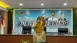 Ketua Bidang Pemberdayaan Pemuda Dispora Kaltim Mardareta saat membuka pelatihan Publik Speaking