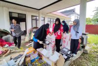 Puluhan pegawai DPMD Kukar berkumpul dan berjibaku dalam kegiatan gotong royong demi menyelamatkan sejumlah aset dan arsip