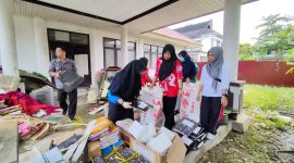 Puluhan pegawai DPMD Kukar berkumpul dan berjibaku dalam kegiatan gotong royong demi menyelamatkan sejumlah aset dan arsip