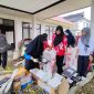 Puluhan pegawai DPMD Kukar berkumpul dan berjibaku dalam kegiatan gotong royong demi menyelamatkan sejumlah aset dan arsip