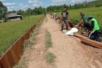 Pemerintah Desa Rapak Lambur, Kecamatan Tenggarong, Kabupaten Kutai Kartanegara (Kukar), terus mendorong pembangunan infrastruktur pertanian, salah satunya jalan usaha tani.