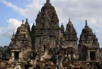 Desa Muara Kaman Ulu, Kecamatan Muara Kaman, Kabupaten Kutai Kartanegara (Kukar) dikenal bukan hanya karena potensi alam dan pertaniannya, tetapi juga karena nilai sejarahnya yang tinggi. Wilayah ini diyakini sebagai pusat dari Kerajaan Kutai Martadipura, kerajaan tertua di Nusantara.