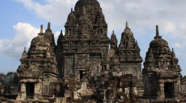 Desa Muara Kaman Ulu, Kecamatan Muara Kaman, Kabupaten Kutai Kartanegara (Kukar) dikenal bukan hanya karena potensi alam dan pertaniannya, tetapi juga karena nilai sejarahnya yang tinggi. Wilayah ini diyakini sebagai pusat dari Kerajaan Kutai Martadipura, kerajaan tertua di Nusantara.